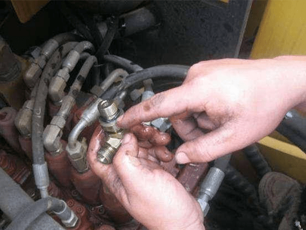 excavator hydraulic system pipeline oil leakage